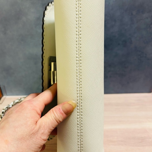 Michael Kors Hannah White Saffiano Leather Scallop Crossbody Bag NWOT - Picture 4 of 11